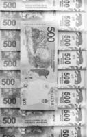 en lugg av pengar är visad i svart och vit foto