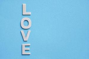 kärleksord med träbokstäver för alla hjärtans dag foto