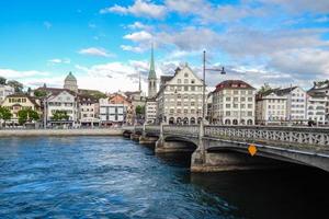 zurich, schweiz, 17 juni 2016 - utsikt över Limago-floden och historiska byggnader foto