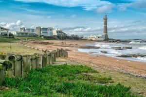 departamento de maldonado, uruguay, 2021 - människor på stranden nära fyren foto