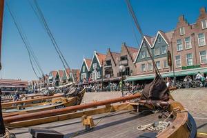 Volendam, Nederländerna, 7 juni 2016 - båtar i Volendams hamn foto