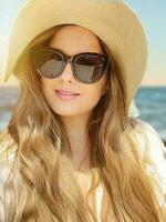 skönhet, sommar Semester och mode, ansikte porträtt av Lycklig kvinna bär hatt och solglasögon förbi de hav, för Solskydd spf kosmetika och strand livsstil se foto