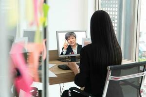 asiatisk affärsman framställning en video ring upp till kund för talande och presenter arbete genom de video konferens. begrepp av virtuell kommunikation teknologi arbetssätt tillsammans foto