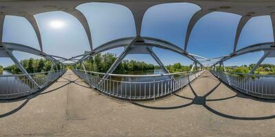full sömlös sfärisk 360 hdri panorama på järn stål ram konstruktion av fotgängare bro tvärs över de flod i likriktad utsprång, redo för vr virtuell verklighet innehåll foto