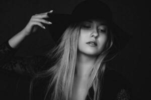 skön blond kvinna bär en hatt, konstnärlig filma porträtt i svart och vit för mode kampanj och skönhet varumärke foto