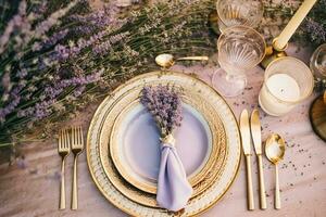 bröllop bordsbild, elegant formell middag tabell miljö, tabell scape med lavendel- dekoration för Semester fest händelse firande, generativ ai foto