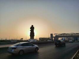 jeddah, saudi Arabien, juni 2023 - en skön kväll se av fordon på de huvud väg av balad i jeddah, saudi arabien. foto