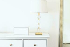 lampa med guld och kristall design i vit interiör, lyx Hem dekor foto