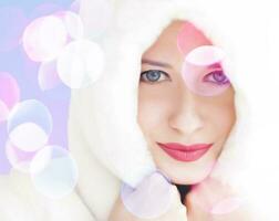 glad jul porträtt av leende ung kvinna bär fluffig vit päls täcka, lyx skönhet och Lycklig Semester foto