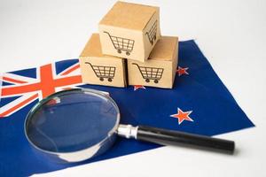 kundvagn logotyp med Nya Zeeland flagga, shopping online import export e-handel finans affärsidé. foto