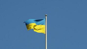 ukrainska flagga av ukraina över blå himmel foto