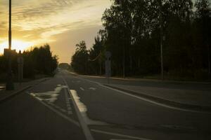 väg på solnedgång. tömma Spår. kväll på motorväg. foto