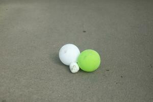 ballong på asfalt. lämningar av Semester. tömd storlek boll. övergiven objekt. foto