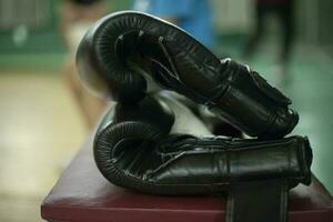 boxning handskar. svart handskar i träna rum. sporter Utrustning. foto