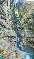 vertikal panorama- bild av breitachklamm klyfta i bavarian alps foto