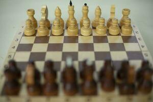schack på tabell. strategi spel. schack bitar på styrelse för spel. foto