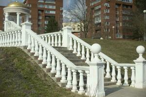 vit trappa i parkera. gammal trappa i stad. klassisk arkitektur i parkera. foto