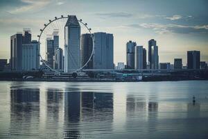 singapore flygblad, en stor observation hjul den där sitter bland de skyskrapor den är annan attraktion den där är lämplig för beundrande de spektakulär visningar av Singapore. foto