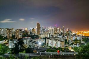 natt se av singapore stad bilder från de kabel- bil. foto