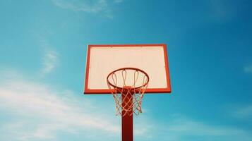 basket hoop på en blå himmel bakgrund foto
