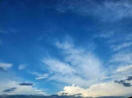 vit moln på blå himmel fantastisk clouds foto