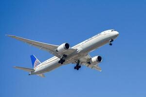förenad stater luft företag förenad med flygplan boeing 767-400 närmar sig till landa på lissabon internationell flygplats mot blå himmel foto