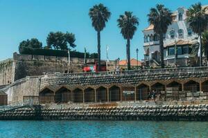 sightseeing hopp på och hopp av dubbel- däck röd turist buss i Cascais, portugal foto