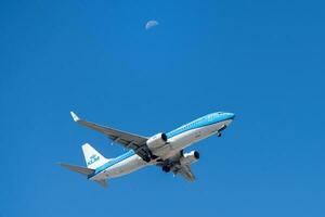 dutch företag klm med flygplan boeing 737-8k2 närmar sig till landa på lissabon internationell flygplats mot blå himmel foto