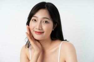 skön asiatisk kvinna porträtt på vit bakgrund foto