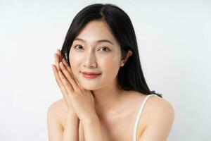skön asiatisk kvinna porträtt på vit bakgrund foto