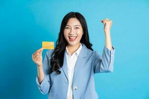 porträtt av ung asiatisk affärskvinna Framställ på blå bakgrund foto