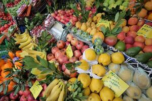 frukt bås på lokal- marknadsföra i istanbul foto