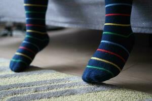 en färgrik mjuk strumpor på barn fötter . foto