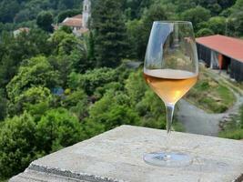 alkoholhaltig dryck i en glas med is, de italiensk aperitif i en bar på de ligurian riviera i de sommar av 2023 foto