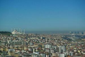 hög vinkel se av camlica moské i istanbul foto