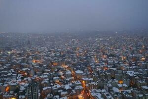 topp se av snöfall på byggnader i istanbul stad foto