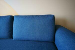 modern blå soffa med kuddar i levande rum på Hem foto