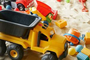 sand och färgrik leksaker i en lekplats inomhus. foto
