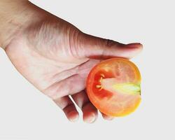 detta är en tomat, en frukt den där har många fördelar och innehåller vitaminer. foto