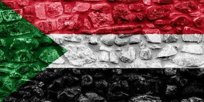 flagga av republik av sudan på en texturerad bakgrund. begrepp collage. foto