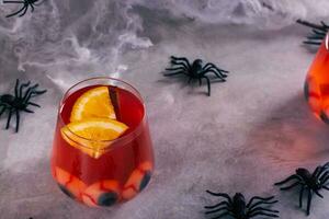 halloween frukt blod cocktail med ögon och orange i glasögon foto