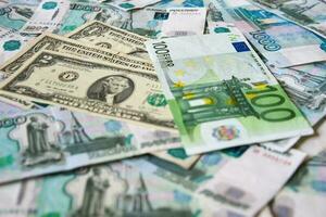 bakgrund av papper räkningar dollar, euro och rubel. valuta utbyta Betygsätta foto