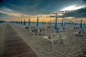 strand i romagna på solnedgång foto