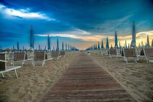 strand i romagna på solnedgång foto