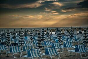 strand i romagna på solnedgång foto