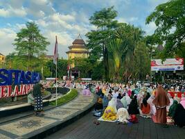 sholat idul fitri. indonesiska muslim gemenskap är håller på med eid al fitr bön i utomhus- område. sholat idul Adha i högskola fält med ord betyder oberoende högskola foto