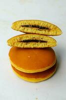 dorayaki. japansk böna klistra pannkaka på en vit bakgrund. dorayaki är en kaka den där kommer från japan foto