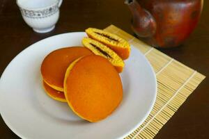 dorayaki. japansk böna klistra pannkaka på en vit bakgrund. dorayaki är en kaka den där kommer från japan foto