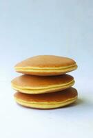 dorayaki. japansk böna klistra pannkaka på en vit bakgrund. dorayaki är en kaka den där kommer från japan foto