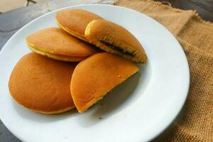 dorayaki. japansk böna klistra pannkaka på en vit bakgrund. dorayaki är en kaka den där kommer från japan foto